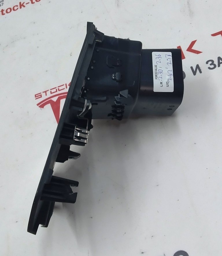 23 中心盖水板右侧 LINEAR DARK ASH LHD 总成 Tesla S 型、S 型 REST 1045969-92-C